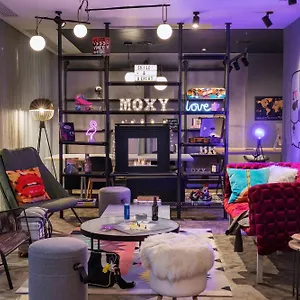 Moxy Old Town فندق